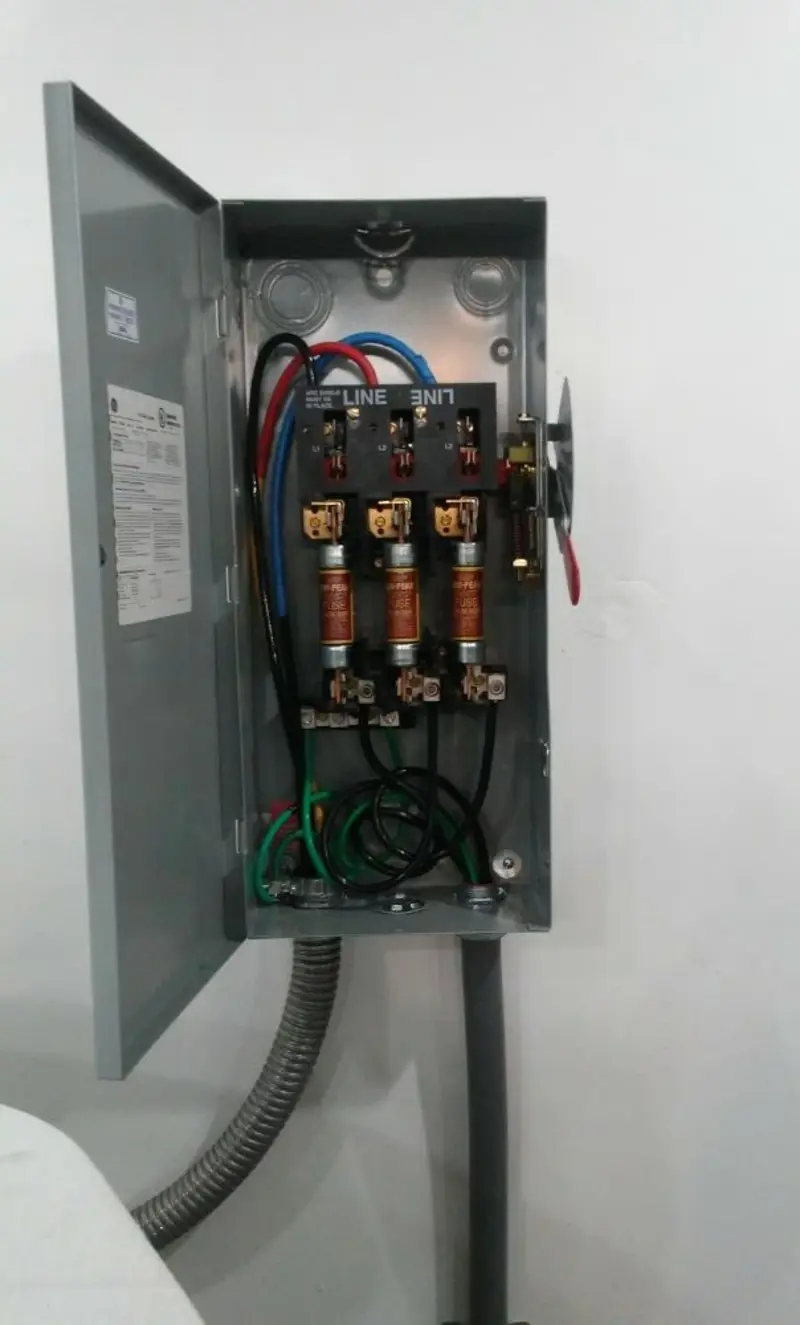 Three-phase disconnect switch installed for Smoke Detector Installation in Salinas